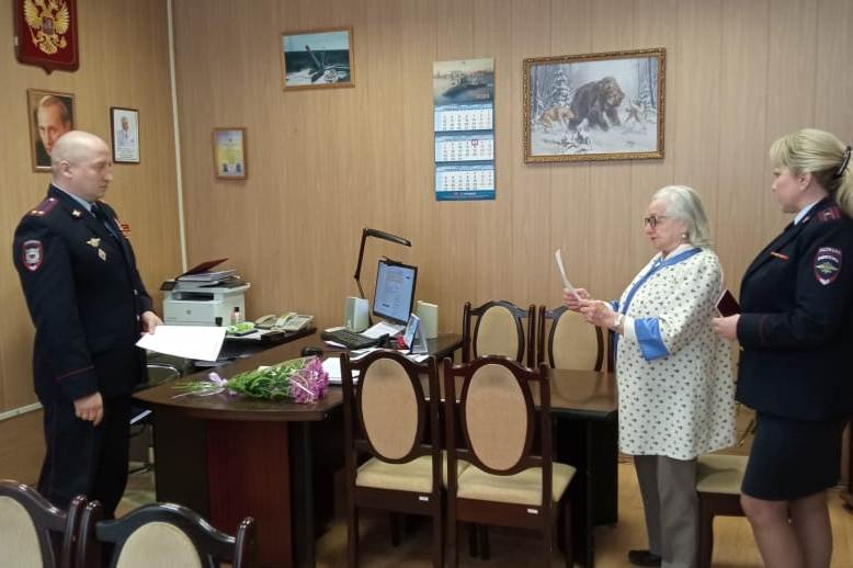 В городе Мирный полицейские вручили паспорт гражданина Российской Федерации 80-летней уроженке республики Молдова