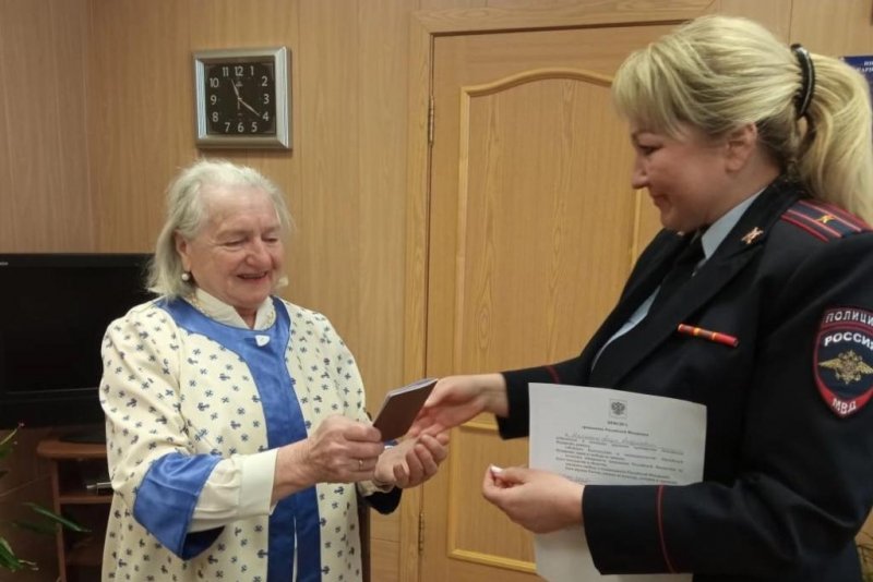 В городе Мирный полицейские вручили паспорт гражданина Российской Федерации 80-летней уроженке республики Молдова